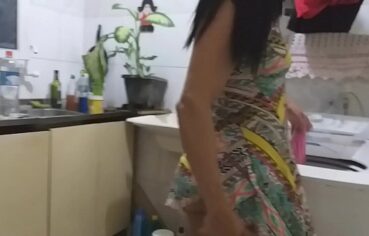 Novinha do redtude esta tocando em sua xota na cozinha